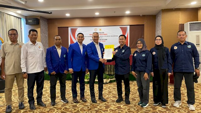Penyerahan SK Pengurus Perserosi Sulsel. (Dok. Gita/HN)