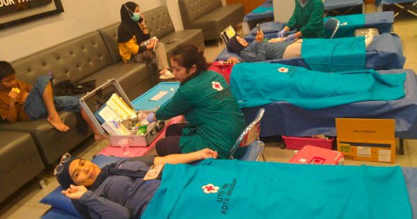 PMI Makassar Apresiasi Donor Darah Waroeng Steak & Shake, 168 Kantong Terkumpul