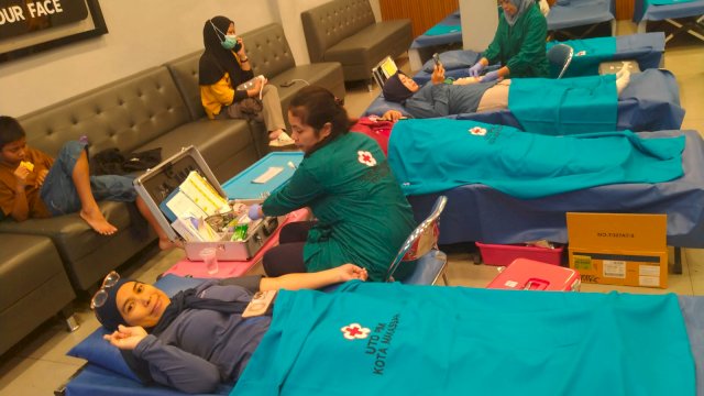Donor darah PMI Makassar. (HN)