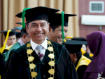 Rektor UIN Alauddin Titip Pesan Kehidupan kepada Tiga Guru Besar Lewat Buku dan Kaleng
