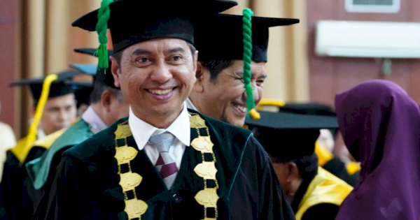 Rektor UIN Alauddin Titip Pesan Kehidupan kepada Tiga Guru Besar Lewat Buku dan Kaleng