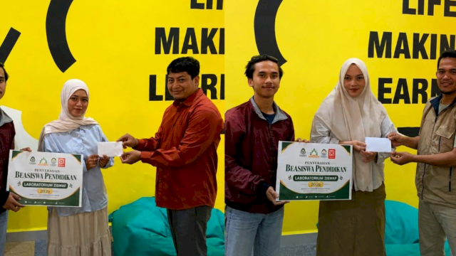 Penyaluran beasiswa untuk mahasiswa FEBI UIN Alauddin. (Dok. UIN)