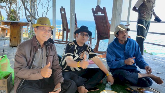 Haji Bahtiar Ilham alias Haji Ile (tengah) saat bersilaturahmi dengan H. Amiruddin (kiri) dan Abdul Kahar Muslim (kanan) di kawasan wisata Apparalang, Desa Ara, Bulukumba, Sabtu (22/8/2026) ||(doc_harian.news)