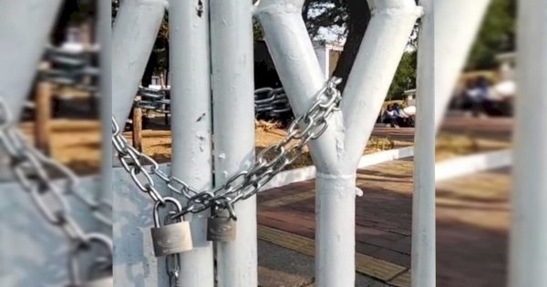 Demonstrasi Berakhir dengan Penyegelan Kantor Bupati Gowa