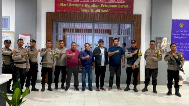 Lembaga Pemasyarakatan Kelas IIA Palopo, Sulawesi Selatan menerima kunjungan patroli sambang yang dipimpin oleh Kapolsek Wara Utara AKP Robert P. D. Sampeallo bersama 9 (sembilan) orang personel Polsek Wara Utara.