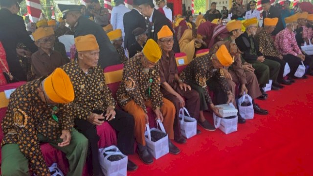 MDA memberikan dukungan fasilitas kesehatan kepada RSUD Batara Guru sekaligus menyerahkan 200 paket sarung dan sajadah kepada para veteran sebagai bentuk penghormatan atas jasa dan perjuangan mereka. Dok HN