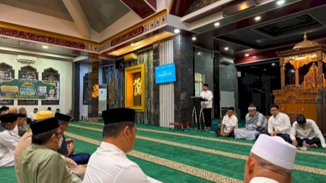 Camat Tamalanrea, Andi Patiroi saat memberikan sambutan pada peringatan Maulid Nabi Muhammad SAW 12 Rabiul Awal 1448 H yang digelar di Masjid Jami Al Muamalah, BTP, Selasa (25/8/2026).&nbsp;Dok HN