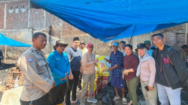 Camat Tamalanrea saat salurkan bantuan kepada warga terdampak kebakaran di Jalan Politeknik Pintu 0 Unhas, RT 004/RW 009, Kelurahan Tamalanrea Indah, Sabtu (22/8/2026). Dok HN