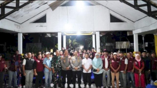Camat Tamalanrea, Andi Patiroi, S.H., M.H., menghadiri kegiatan Ngopi Kamtibmas bersama Kapolrestabes Makassar, Kombes Pol. Arya Perdana, S.H., S.I.K., M.Si., yang digelar di Aula Kantor Lurah Tamalanrea Jaya, Rabu (12/8/2026).&nbsp;Dok HN