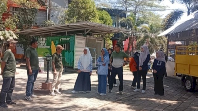 Ketua Dewan Lingkungan Hidup Kota Makassar, Hj. Melinda Aksa, meninjau langsung fasilitas Bank Sampah Sentral Sektoral Kecamatan Tamalanrea yang berlokasi di Kelurahan Tamalanrea, Minggu (16/8/2026). Dok HN