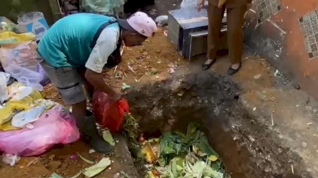 Proses pemilahan sampah dari sumber yang diterapkan Pemerintah Kota Makassar. (Dok. Humas Pemkot Makassar)