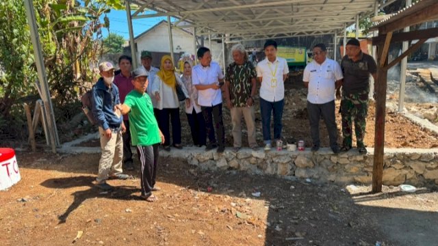 Camat Biringkanaya, Maharuddin, meninjau progres pembangunan Tempat Pengolahan Sampah Reduce, Reuse, Recycle (TPS3R). (Dok. Humas Pemkot Makassar)