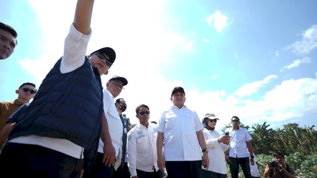 Menteri Lingkungan Hidup (LH) sekaligus Kepala Badan Pengendalian Lingkungan Hidup (BPLH), Moh. Jumhur Hidayat meninjau langsung progres pembenahan TPA Tamangapa bersama Wali Kota Makassar Munafri Arifuddin. (Dok. Humas Pemkot Makassar)