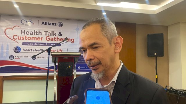 Consultant Cardiothoracic Surgeon Cardiac Vascular Sentral Kuala Lumpur (CVSKL) Dato' Dr. Mohammad Arif Muhammad Nor saat diwawancarai awak media di Hotel Four Point by Sheraton Makassar. (Dok. Gita/HN)