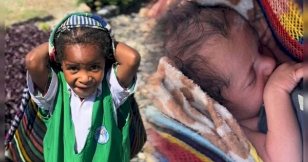 Viral Anak Papua Bawa Adik Bayi ke Sekolah, Alasannya Bikin Haru