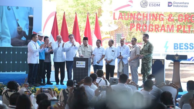 Presiden Republik Indonesia, Prabowo Subianto (tengah) secara simbolis melakukan penekanan tombol dalam Launching & Groundbreaking Program PLTS 100 GWp di Gilimanuk, Bali pada Selasa (25/8). Keterangan foto: Menteri ESDM, Bahlil Lahadalia (kelima dari kanan), Menteri Koordinator Bidang Perekonomian, Airlangga Hartarto (kelima dari kiri), Menteri Investasi dan Hilirisasi/Kepala BKPM, Rosan Perkasa Roeslani (keempat dari kiri), Kepala Kepolisian Negara Republik Indonesia,
Listyo Sigit Prabowo (ketiga dari kiri), Direktur Utama PLN, Darmawan Prasodjo (kedua dari kiri), Direktur Utama Pertamina, Simon Aloysius Mantiri (kiri), Gubernur Bali, I Wayan Koster (keempat dari kanan), Ketua Majelis Desa Adat Provinsi Bali, Ida Panglingsir Agung Putra Sukahet (ketiga dari kanan), Menteri Sekretaris Negara, Prasetyo Hadi (kedua dari kanan), dan Wakil Panglima TNI, Tandyo Budi Revita (kanan). (Dok. PLN)