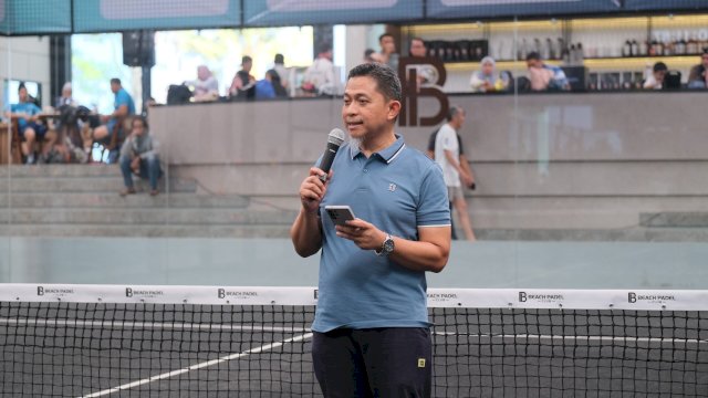 General Manager PLN UID Sulselrabar, Edyansyah, menyampaikan sambutan sekaligus membuka secara resmi rangkaian PLN Mobile Padel Competition 2026 "Smash Your Energy". (Dok. PLN)
