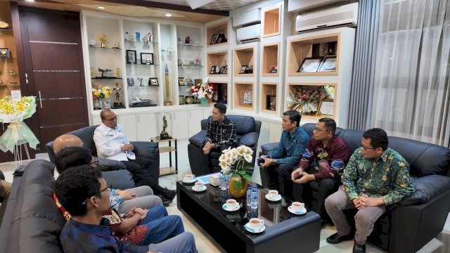 Diskusi bermakna bersama Kepala Kejaksaan Tinggi (Kajati) Sulawesi Tenggara, Dr. Sugeng Riyanta, S.H., M.H membahas isu strategis dan peran PLN dalam menghadirkan layanan kelistrikan yang andal, aman, dan berkepastian hukum. (Dok. PLN)