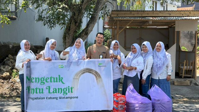 Pegadaian bagi2 makanan lewat program mengetuk pintu langit. (Dok. Pegadaian)