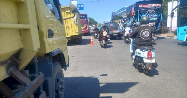 Antrean Truk di SPBU Jalan Perintis Kemerdekaan Makassar Menambah Kemacetan