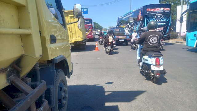 Antrean sejumlah truk di SPBU jalan Perintis Kemerdekaan, Tamalanrea jaya, Kecamatan Tamalanrea Makassar, Sulawesi Selatan, Jumat (4/9/2026). Foto Asrul Harian.News 