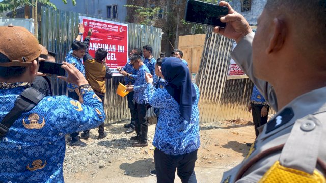 Tim Bidan Pengendalian Pemanfaatan Ruang dan Bangunan Distaru Makassar menyegel proyek perumahan The Nusa Premier milik Nusapro Land di Jalan Perintis Kemerdekaan Kompleks Hartaco Permai, Tamalanrea, Makassar, Kamis (17/9/2026). Foto Asrul Harian.News 