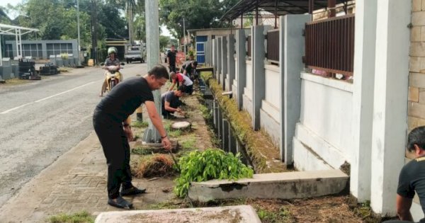 Diskominfo Sinjai Dorong Budaya Bersih Lewat Kerja Bakti Rutin