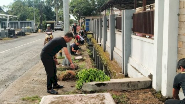 Pegawai Diskominfo Sinjai bergotong royong membersihkan lingkungan kantor dalam kegiatan kerja bakti rutin ||(foto_humaskab) 