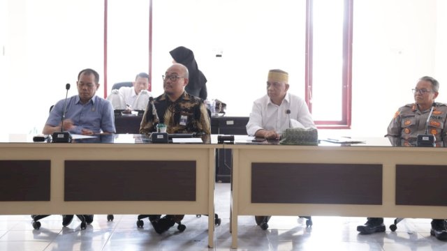 Rapat dengar pendapat (RDP) bersama sejumlah anggota DPRD Pangkep dan Kepala Balai Kereta Api Sulawesi Selatan, Deby Hospital, Selasa (28/9/2026). Dok IST