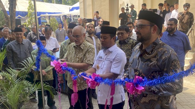 Gubernur Sulsel saat meresmikan Markas Hufadz di kampus Unismuh Makassar. (Dok. Gita/HN)