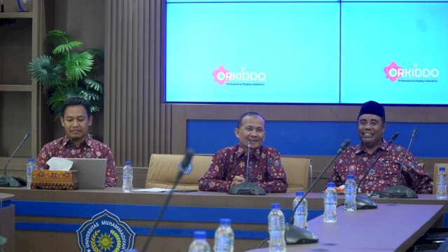 Rapat pesantren mahasiswa baru dipimpin Wakil Rektor III Unismuh Makassar Dr Mawardi Pewangi, M.Pd.I, bersama Ketua Panitia Dr Dahlan Lamabawa. (Dok. Unismuh)