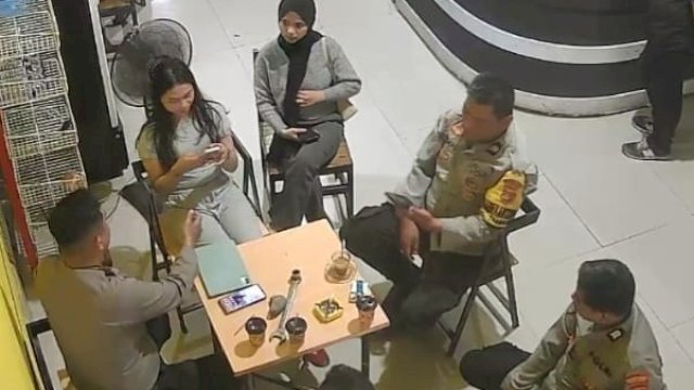 Petugas melakukan olah tempat kejadian perkara (TKP) di Virendy Cafe, Jalan A.P. Pettarani, Makassar || (handover) 
