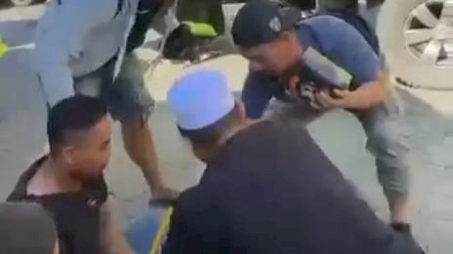 Satuan Resnar Polrestabes Makassar saat menangkap salah satu tersangka Narkoba jaringan Jocker Malaysia. Foto IST
