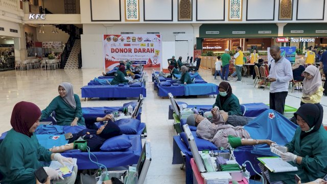 Donor darah Lions Club dan PMI Makassar. (HN)