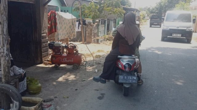 Tiga orang Ibu rumah tangga keliling kecamatan mencari keberadaan tabung Gas Elpiji 3 Kg di Gowa - Takalar ||(foto_yoz@harian.news)