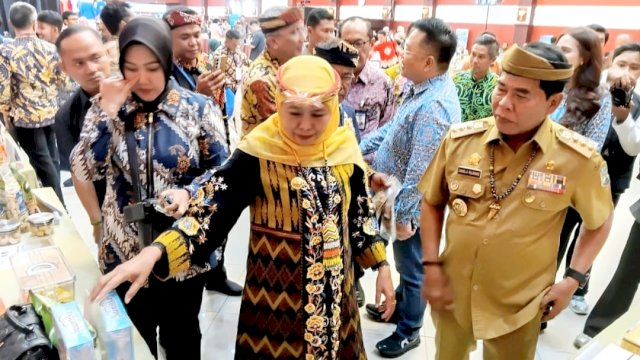 Gubernur Jawa Timur Khofifah Indar Parawansa bersama Gubernur Kalimantan Utara Zainal Arifin Paliwang dalam Misi Dagang dan Investasi Jatim-Kaltara di Tarakan. ||(handover_igadiwia@harian.news)
