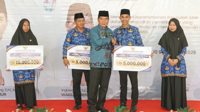 Gubernur Kaltara menyerahkan apresiasi kepada kafilah berprestasi pada MTQ VIII Korpri Tingkat Nasional 2026 ||(handover_igadiwia@harian.news) 