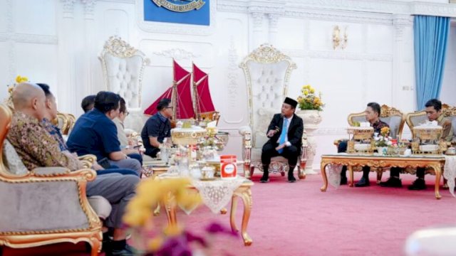 Gubernur Sulsel Andi Sudirman saat menerima audiensi Executive General Manager (EGM) Pertamina Patra Niaga Regional Sulawesi, Deny Sukendar, beserta jajaran di Rumah Jabatan Gubernur Sulsel, Makassar, Kamis (10/9/2026).&nbsp;Dok Humas
