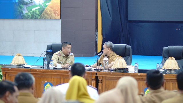 Bupati Jeneponto H. Paris Yasir dalam rapat kebijakan Work From Home (WFH). Kegiatan ini berlangsung di Ruang Pola Kantor Bupati Jeneponto, Senin (14/9/2026). Dok IST