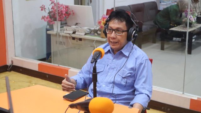 Ketua PWI Sulsel periode 2026&ndash;2031, Suwardi Thahir, saat menjadi narasumber dialog interaktif di RRI Makassar ||(handover_igadiwia@harian.news) 