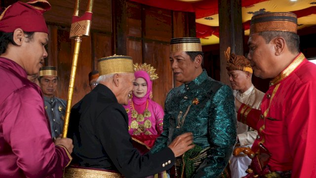 Penerimaan tersebut ditandai dengan penyematan Pin Kedatuan dan keris kepada Direktur Utama MDA Trisakti Simorangkir oleh YM Datu Luwu, H. Andi Maradang Mackulau, S.H., Opu To Bau.