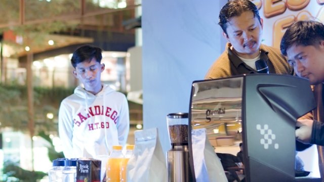 Para barista saat meracik minuman. (Dok. Pegadaian)