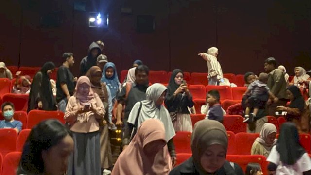 Suasana nonton bareng Film Memburu Pemangsa di bioskop XXI Panakkukang Makassar. (Dok. Gita/HN)