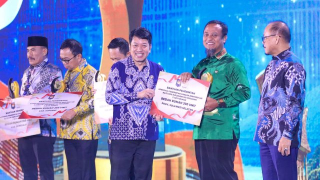Gubernur Sulsel menerima penghargaan. (Dok. HMS)