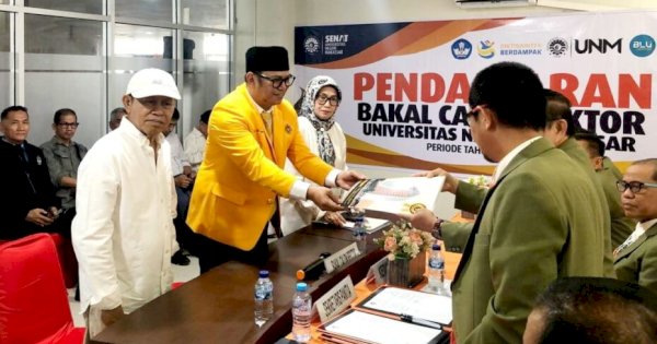 Dikawal Seniman hingga Akademisi, Dr. Arifin Manggau Serahkan Berkas Pendaftaran Rektor UNM