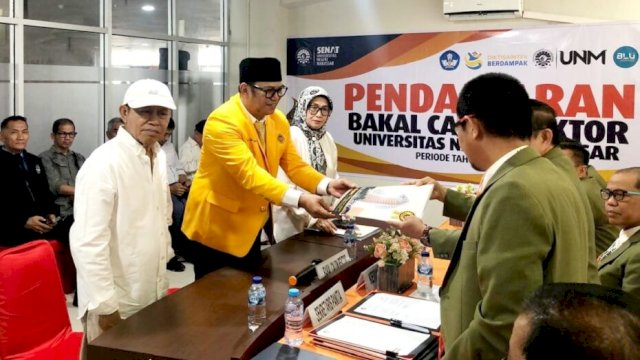 Dr. Arifin Manggau Serahkan Berkas Pendaftaran Rektor UNM ||(handover_igadiwia@harian.news) 