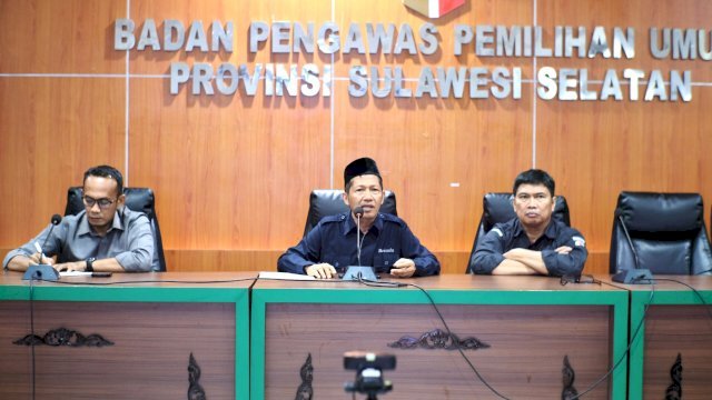 Anggota Bawaslu Sulsel, Saiful Jihad (tengah), saat memberikan arahan dalam Rapat Evaluasi Pelaksanaan Pengawasan PDPB dan Persiapan Pengawasan Rapat Pleno Terbuka PDPB Triwulan III, di Ruang Sidang Mutmainnah, Kantor Bawaslu Sulsel dan diikuti jajaran Bawaslu kab/kota secara daring, Senin (21/9/2026). Dok Humas