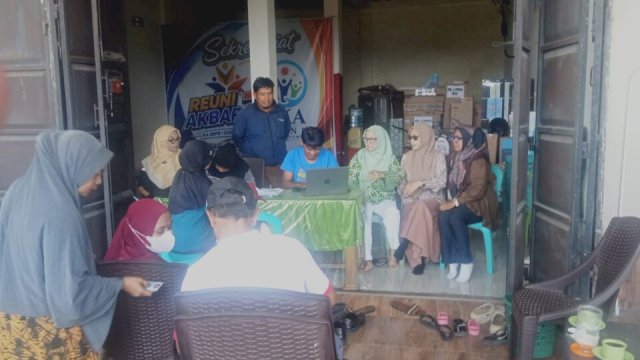 Warga Bontonompo mengantre mendapatkan kupon gerak jalan santai menjelang puncak Reuni Akbar 27 September || (Kredit foto_yoz@harian.news)