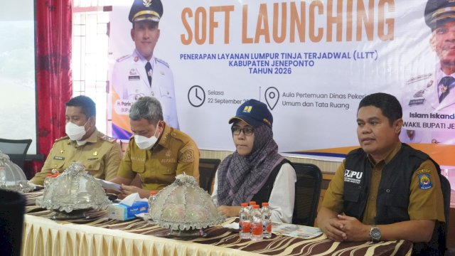 Bupati Jeneponto H. Paris Yasir, SE., MM., secara resmi meluncurkan penerapan Layanan Lumpur Tinja Terjadwal (LLTT) Kabupaten Jeneponto Tahun 2026.&nbsp;dok Humas