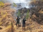 Sinergi TNI-Polri Bersama Manggala Agni dan Warga Padamkan Kebakaran Lahan di Gowa